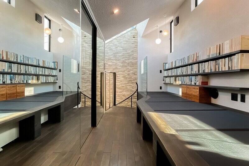 黒く染色した畳敷きの小上がりでは、天窓から差し込む光を感じながら読書をする時間を楽しめそう。売主さまは、就寝時にはこちらにお布団を敷いていらっしゃるそうです。