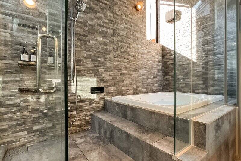 浴室は在来工法で、床・壁はタイル張り。浴槽が大きく、ゆとりあるバスタイムを楽しめます。