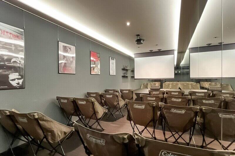 <b>完全防音仕様</b>の約16帖のスタジオスペース。床は無垢材で、壁は二面が鏡張りです。