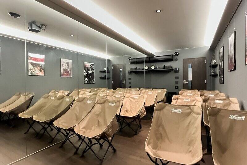 収容人数は着席で最大客席22名＋ステージ2名ほど。調光可能な間接照明とスポットライトが備わっています。