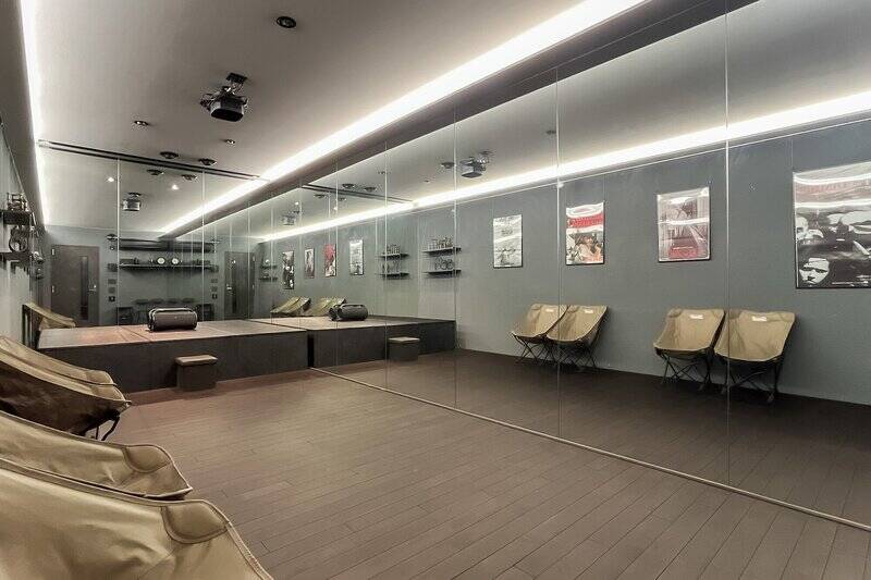 椅子を片付けるとこんな感じ。ヨガなどのレッスンにもぴったりです。