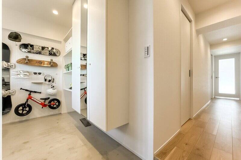 玄関に入ると、さっそく広い！ 左手に土間が続いています。