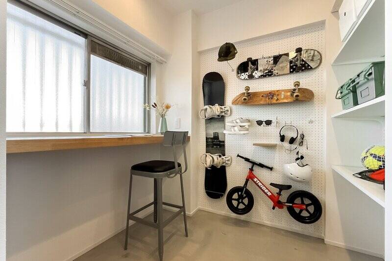 コンセント付きのカウンターがあり、ちょっとした作業ならここで済ませられそう。採光もしっかりと確保できています。