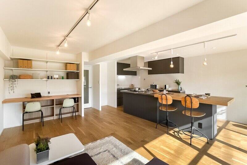 広さは約18.6帖。作り付けのデスクスペースやアイコニックなアイランドキッチンなど、見どころがたくさんありますね。順に見ていきましょう。