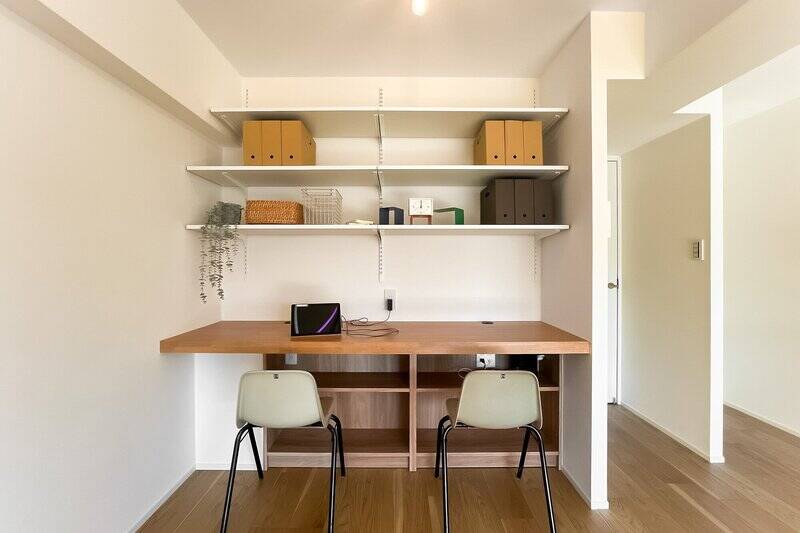 コンセントを豊富に用意したデスクスペース。なかなかワイドなので、サイドモニター付きで仕事することもできそうです。デスク上下に収納が用意されているのもうれしい。