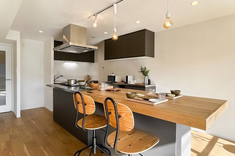 ダイニングカウンターと一体になった大迫力のアイランドキッチン。複数のゲストをおもてなしできそうなほどの大きさです！