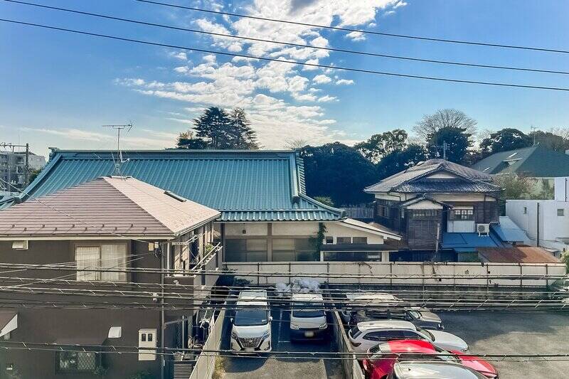 建物越しに公園の緑が見えるビューです。高い建物がないので、空が見えるのもうれしいですね。