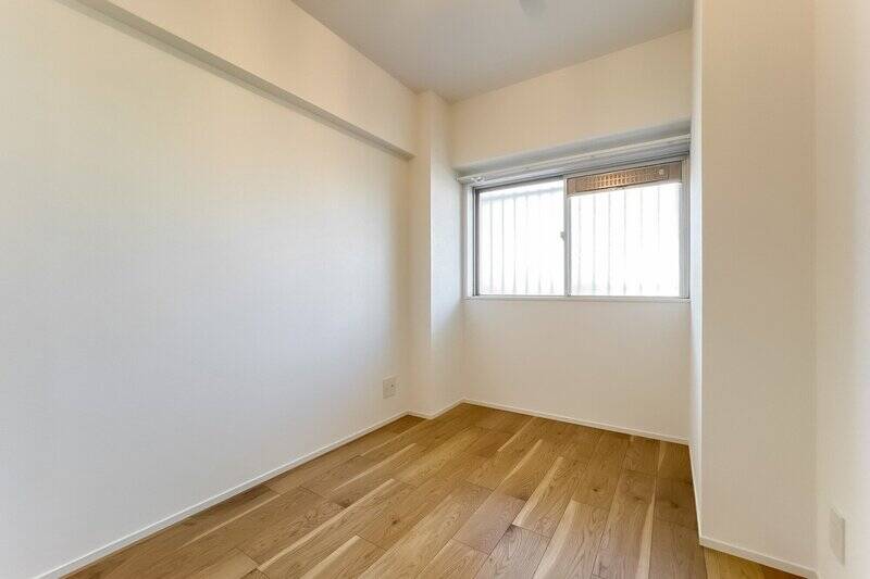 共用廊下に面しており、曇りガラスの窓から光が柔らかく差し込みます。