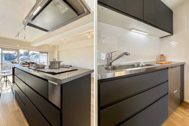 <b>左・</b>キッチンにはIHクッキングヒーターを備え、背面には上下に分かれた収納スペースが用意されています。／<b>右・</b>浄水器付きシンクと食洗機を備えたカウンターは壁付けで設置されています。見切れていますが、隣には冷蔵庫置き場が。