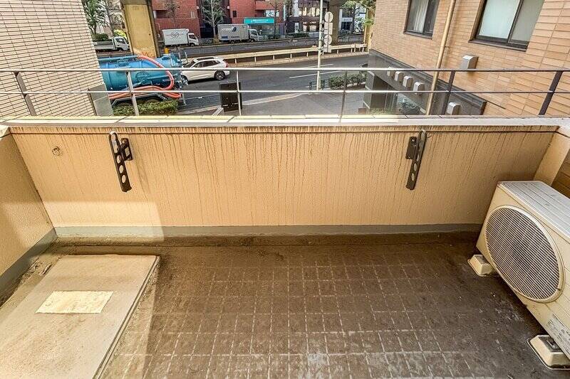 こちらは南側（リビングダイニング側）のバルコニー。物干し金具が備わっています。