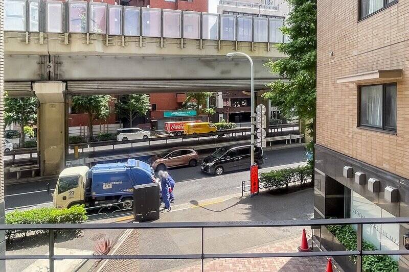 正面には六本木通りと首都高が。窓を閉めた室内での車の走行音の感じ方などは、現地でチェックいただきたいポイントです。