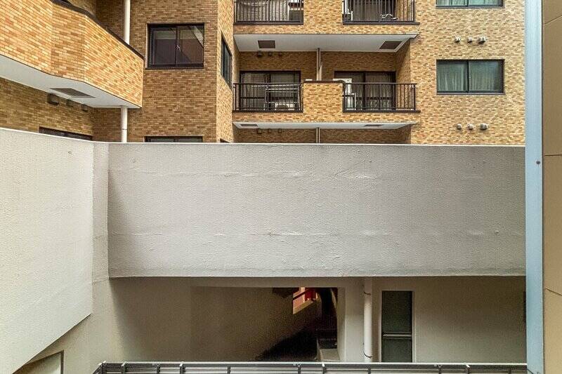 洋室Ａのバルコニーは、マンションの共用部分に面しています。