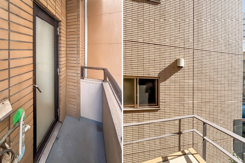 キッチン背面の扉からアクセスできる、東側のバルコニー。正面には隣接する建物の外壁が見えます。