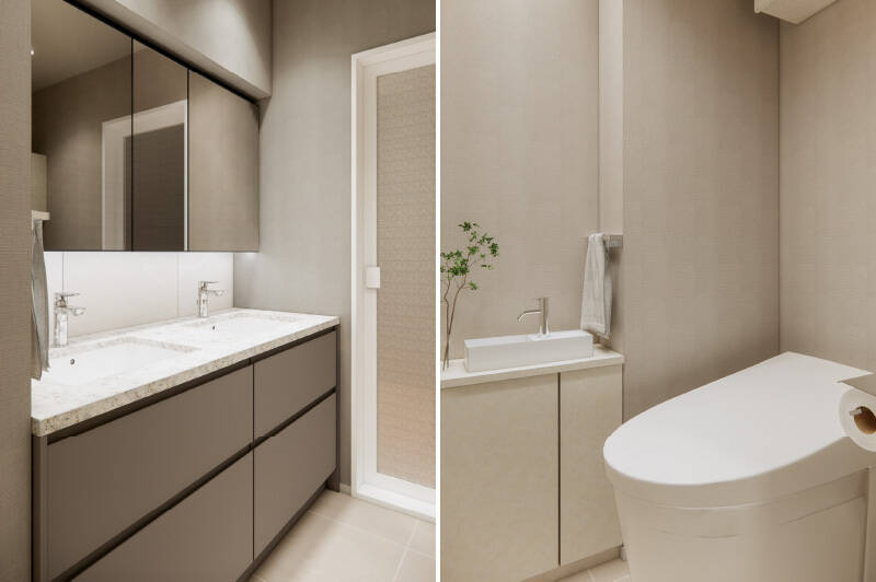 <b>左・</b>洗面台はツーボウル仕様。／<b>右・</b>トイレは廊下からアクセスする間取り。シンプルなタンクレスタイプで、吊り戸棚と独立手洗い器が備わっています。