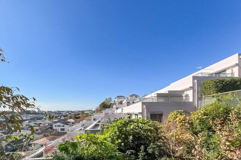 今回ご紹介する物件は、高台から街並みを見下しながら雛壇状に建つマンション。1987年に竣工した、新耐震基準適合の建物です。