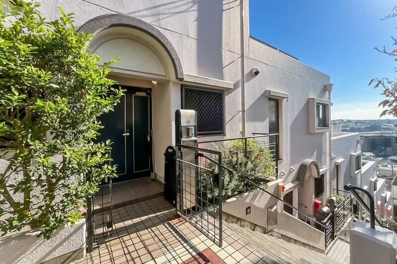 住戸は7階部分に所在します。玄関前には門扉付きのポーチがあり、防犯面に配慮した造りです。