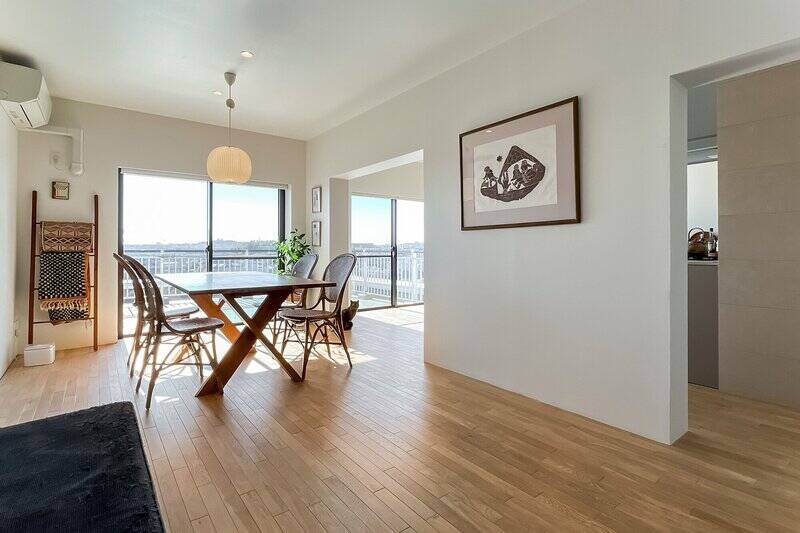 ま、眩しい!南向きの窓から溢れんばかりの自然光が差し込みます。