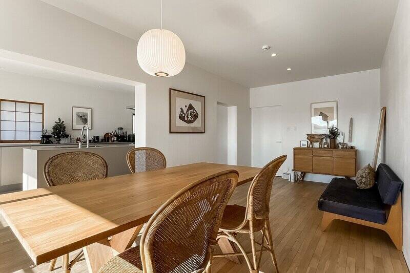 窓を背にしてもう一枚。リビングダイニングとキッチンの間には壁があり、緩く区切られている印象です。広さは合わせて約23帖。