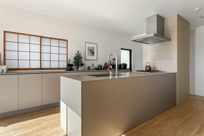 背面にズラリと並んだ扉の中には、調理器具やうつわなどをたっぷりと収納できます。