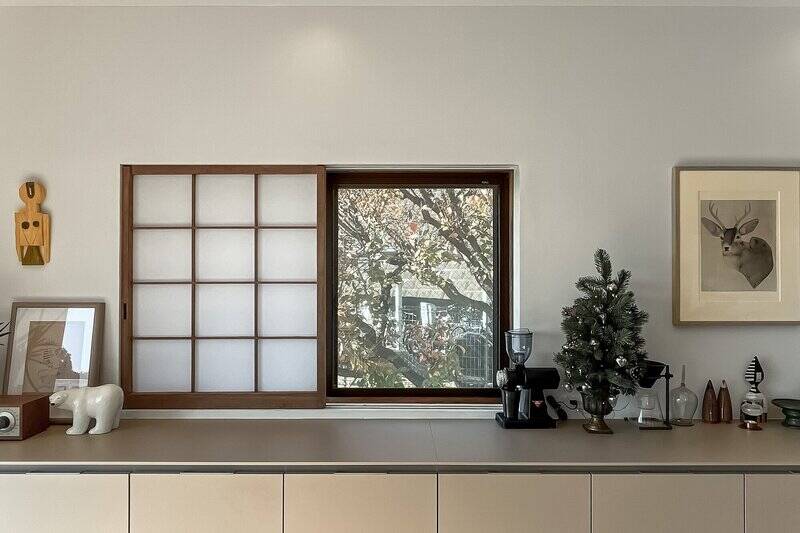 撮影は11月のため、葉が少し色づいた秋の風景です。家の中から季節の変化を感じられるって、素敵!