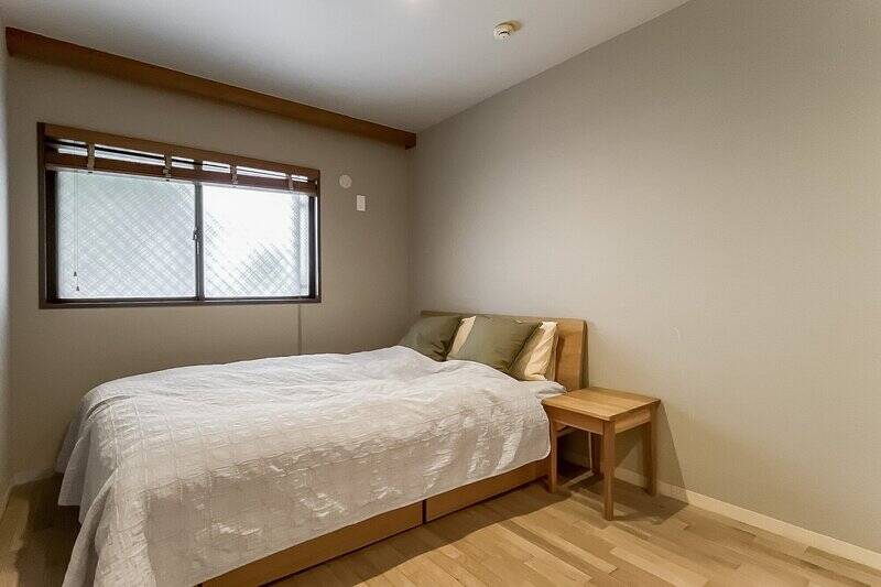 洋室Aは共用部に面した西向き。ダブルベッドのほかにも家具などを置けそうな広さです。