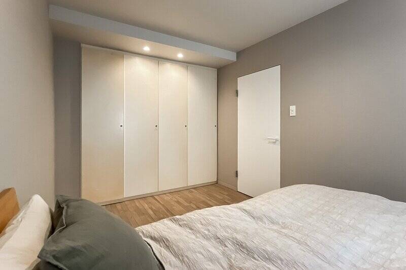 こちらには、開き戸4枚分のクローゼットを完備しています。