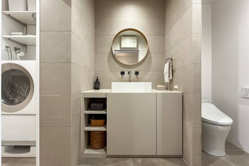 洗面台とトイレは2in1の間取り。丸いミラーと手洗いカウンターを組み合わせた洗面台が可愛い!