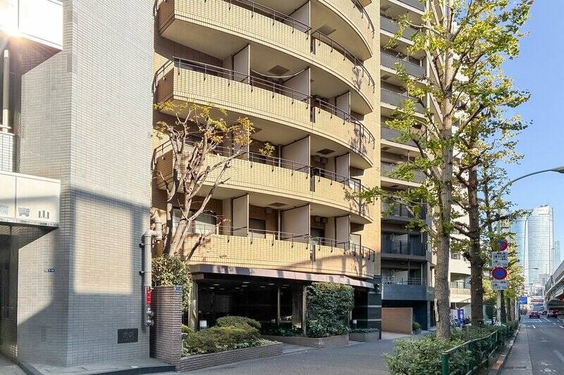 1997年に竣工した、総戸数40戸のマンション。1階部分から、エレベーター式の駐車場に入庫する構造になっており、2階住戸の下は車路になっています。