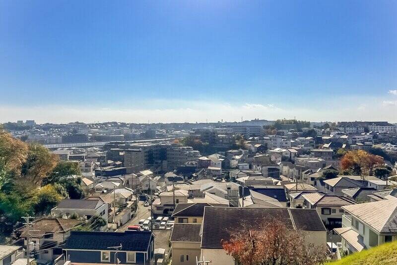 見上げれば遮るもののない空、そしてまわりにはぐるりと街と緑が広がる空間です。