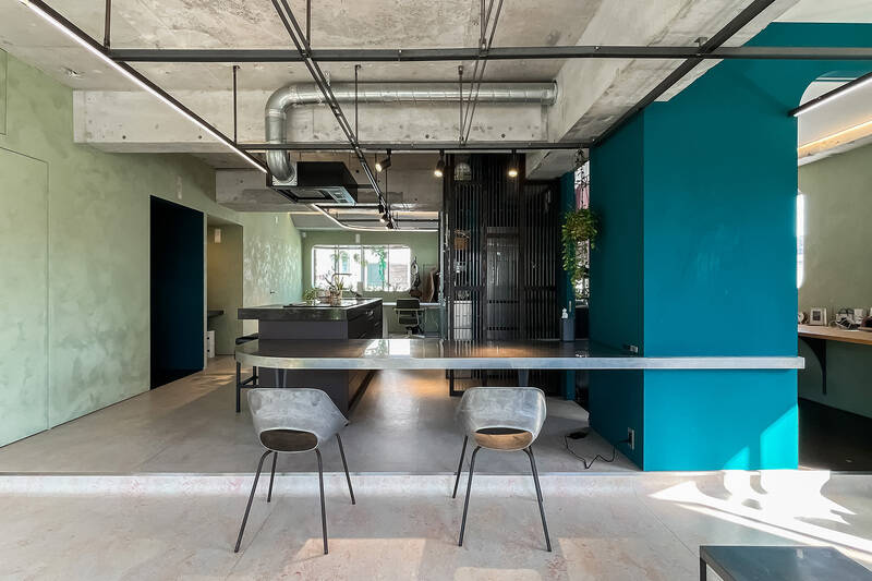 キッチン備え付けの大型カウンターは、さながらバーやラウンジのような雰囲気。