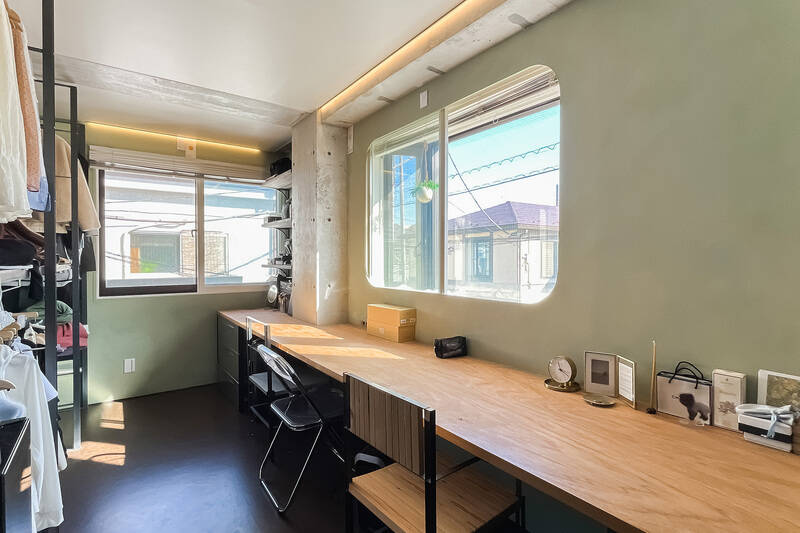 図面では「洋室Ｂ」にあたるスペースで、広さは約7帖。幅4m超のワイドなデスクが造作されており、ふたりで並んでもゆったりと作業ができる余裕があります。