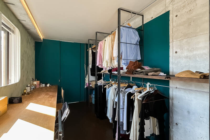 背面には上下2段に分かれたオープンラックを設置済みで、衣類をきれいに整理整頓できます。