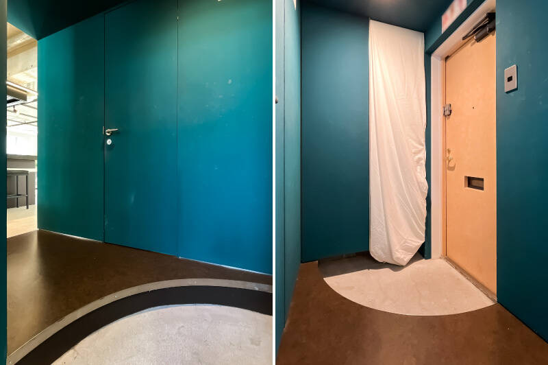 玄関扉を開けると、アールに切り取られた上り框（かまち）が。壁のターコイズグリーンは、こちらの物件のキーカラーです。