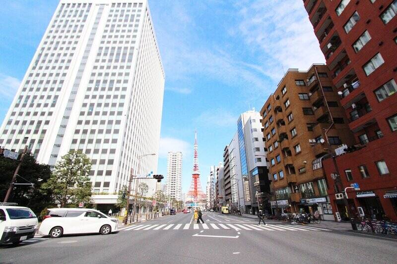 徒歩9分で三田通りに到着。主要な幹線道路に囲まれているため、車移動にも便利な立地です。