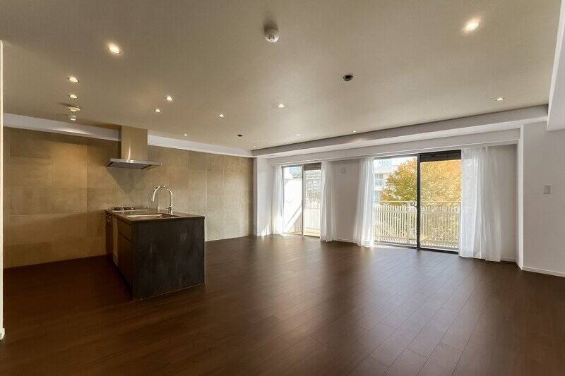 南東向きの広い開口からたっぷりと陽が注ぐ、約25.2帖のLDK。中央部には床暖房も入っています。