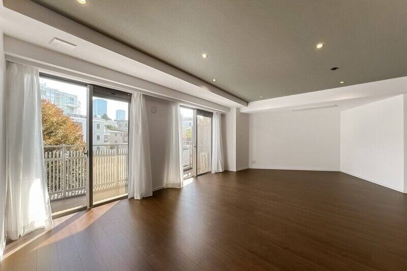 キッチンの前にダイニングテーブルを置けば、腰掛けた時に見えるのはきっとこんな景色。空と緑が視界に入り、優しい気持ちになれそうです。