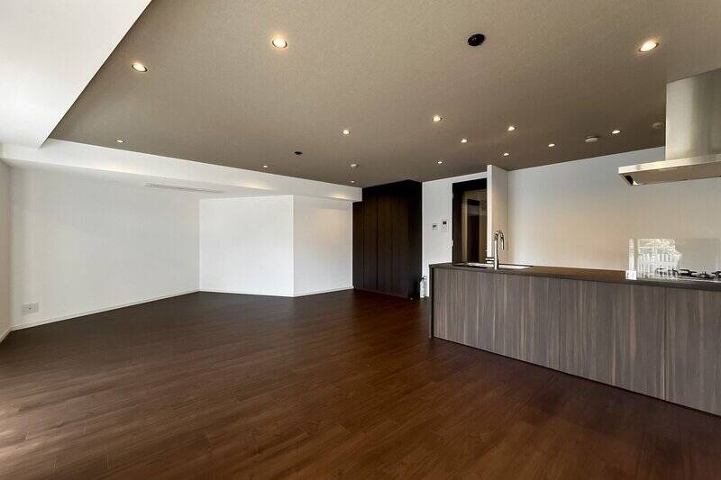 LDKは白とブラウントーンで構成された落ち着きある空間。一角にはリビング収納が設けられています。