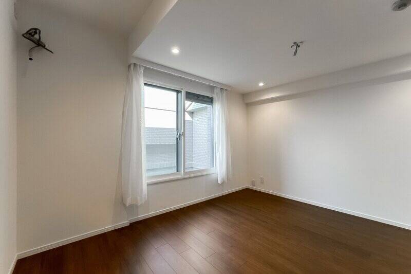 北西向きで、二重サッシが施工されています。