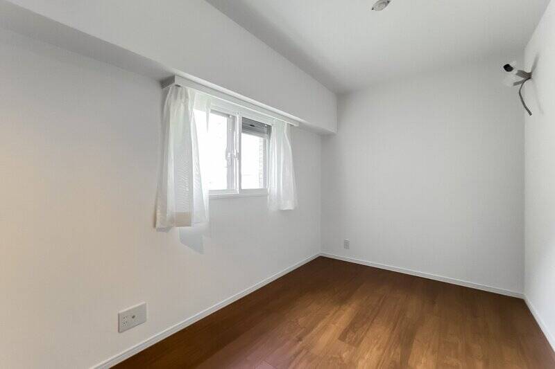 南西向きの窓付きで、こちらも二重サッシを施工済みです。