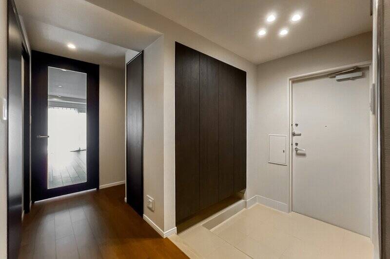 LDKからの自然光で明るい玄関。お邪魔しました。