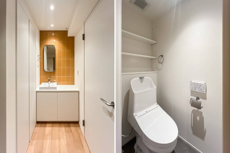 <b>左・</b>ビビッドなオレンジイエローに心奪われるプチ洗面台。『上まで行くのめんどくさ〜い』なんて夜は、ここで歯磨きするのもOKです。/<b>右・</b>下階にもトイレ。夜中に上階まで行かずに済みますよ。