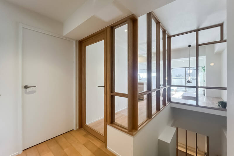 思わず物件に黄色い声援(笑)。木 × ガラスで明るく晴れやかな階段スペースの出現です。