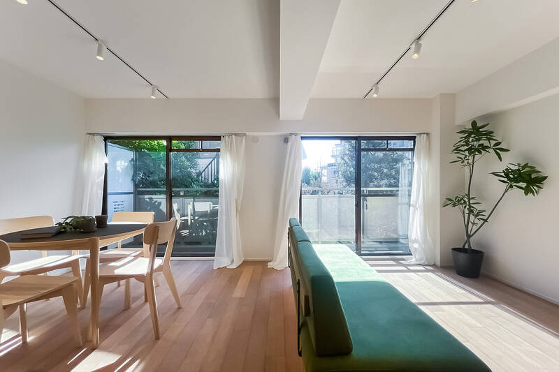 日当たり良好な約21.1帖のLDK。南向きのサッシがふたつ並んでいます。