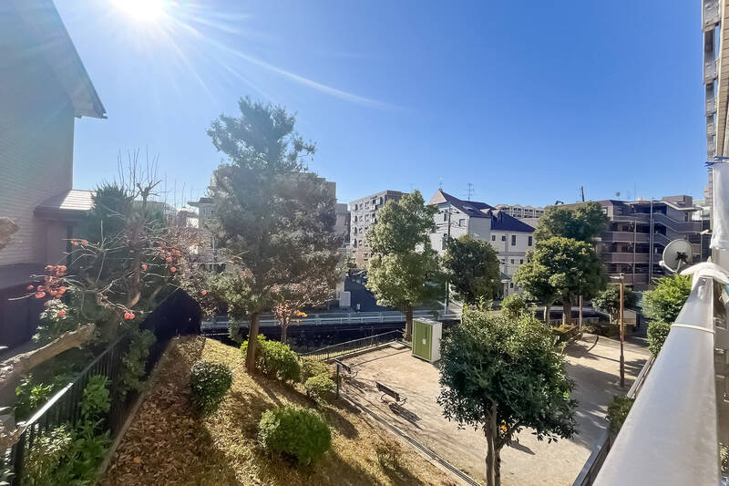 バルコニーから右手に目をやると、眼下には「宮前平こども公園」。遊ぶ我が子に『焼きそばできたわよ〜!』とか叫びたくなる距離感です(叫んではいけません)。左手の柿の木も癒し。