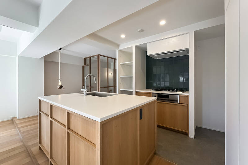 気づいたらお料理しながらハミングしていそうなキッチン。シンクとコンロが分かれた “Ⅱ型” で、シンク側は作業スペースが広めに取られています。側面にコンセントがあるのもうれしい!