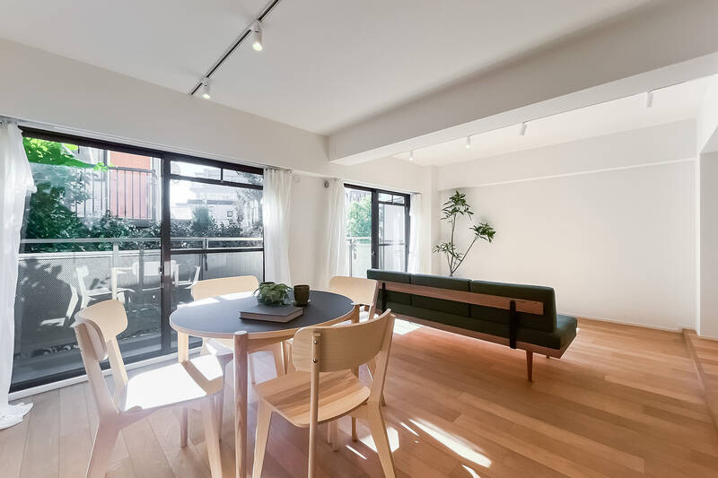 あったかいお日さまに、ついアクビが出てしまいそう。シンプルな白と木のキャンバスといった感じで、インテリアや観葉植物が映えそうです。