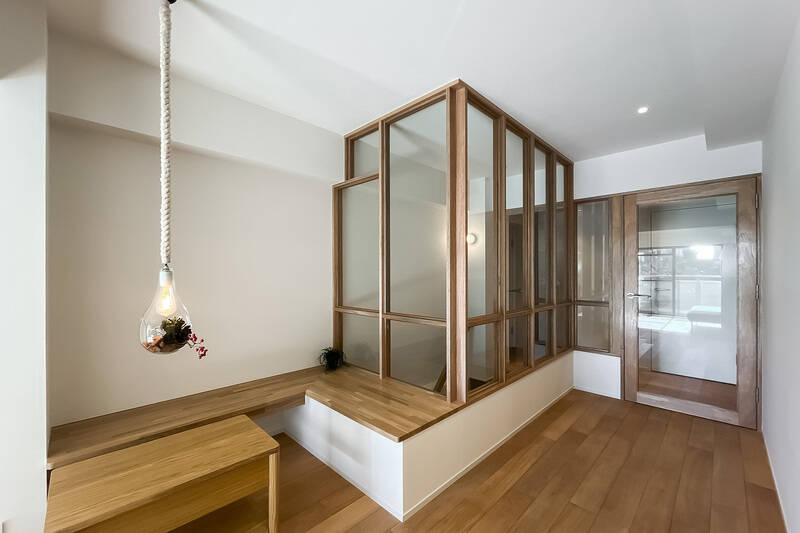 階段スペースの横にはL字にベンチが用意され、ちょっと読書したりスマホをいじったりするのにぴったりなスペース。宿題をする我が子から『ごはんまだぁ?』なんて声も聞こえてきそうです。