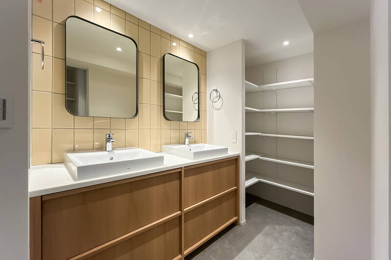 ひゃ〜〜♡ なんて可愛い洗面化粧台! ツーボウルだとラグジュアリーに仕立てられがちですが、この “こなれ感” がなんともイイ! 横には “コの字” に可動棚が付いていますよ。リネン類やパジャマ、下着までまるっとここに収納できそうです!