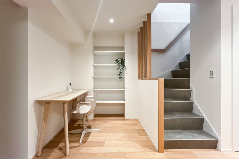 階段下には約4.6帖のフリースペース。ワークスペースにするもヨシ、ご家族共用の図書スペースにするもヨシ、妄想が止まりません!