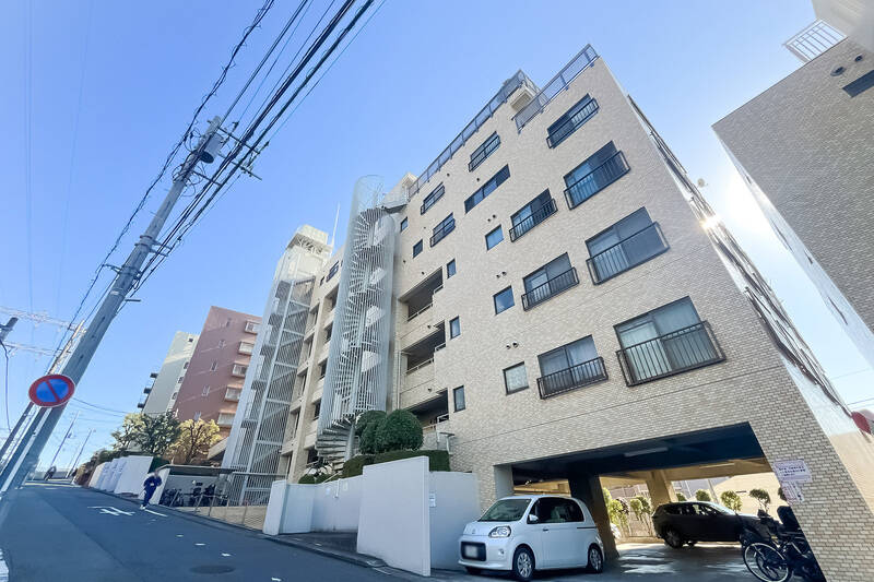 1983年築、全52戸。3つの棟から成るマンションで、ご紹介した住戸はエントランスから離れた場所に位置しています。なんと棟内には保育園が入っているんですよ!